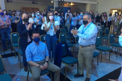 Aplauso para el nuevo presidente del PP.