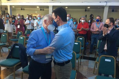Abrazo del actual presidente a su sucesor.