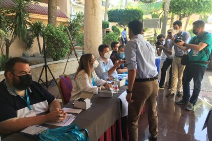 Los militantes llegan al congreso.