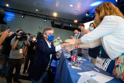 González Terol saludando a los populares almerienses.