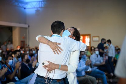 Loles López y Javier Aureliano García se funden en un abrazo.
