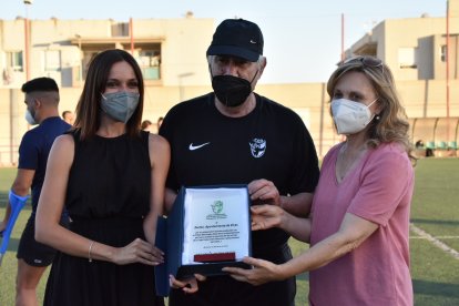 El presidente del fútbol almeriense con la villa de Vícar.