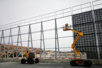 Las nuevas vallas se sumarán a los 246 metros de las barreras actuales del Muelle de Pechina.