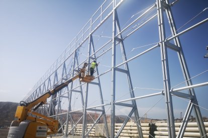 Operarios trabajando en su instalación.