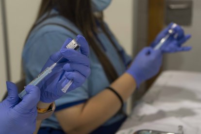 De lunes a domingo, el plan de vacunación no descansa.