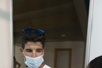 Una sanitaria pone una de las miles vacunas de la jornada.