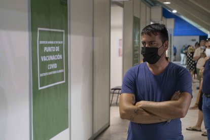 A la espera de recibir una de las dosis.