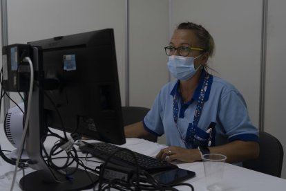Una sanitaria delante de un ordenador.