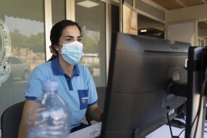 Consultando datos en el ordenador.