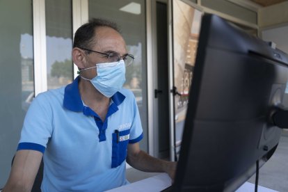 Consultando datos en el ordenador.