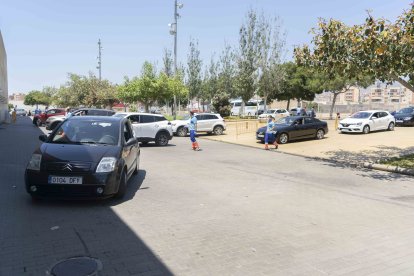 Coches en los alrededores del pabellón.