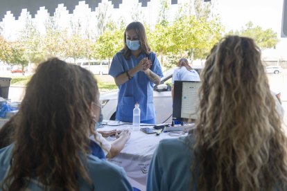 Sanitarios en el exterior del pabellón.