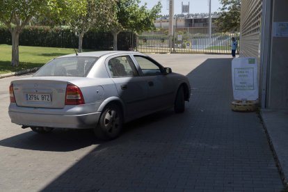 Carteles informativos en los alrededores del Palacio de los Juegos.