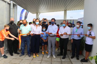 Corte de la cinta de la nueva instalación.