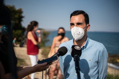 El concejal almeriense Carlos Sánchez, en la playa.