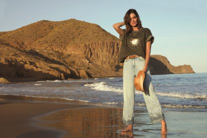 La periodista Sara Carbonero frente a un deslumbrante paisaje almeriense.