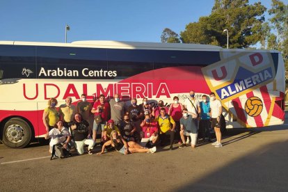 Los aficionados del Almería en el viaje de vuelta a la capital.