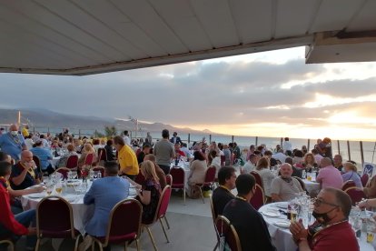 Cena espectacular con medidas de seguridad.