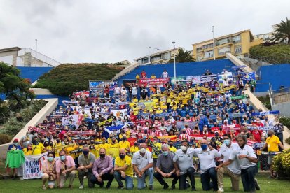 Foto de familia de las aficiones en la antigua grada del Insular.