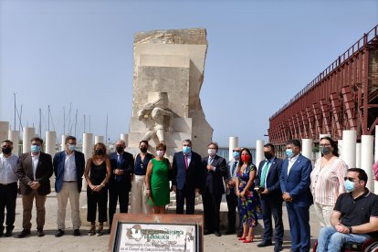 La comitiva posando junto al Monumento a las Víctimas de Mauthausen y el Cable Inglés
