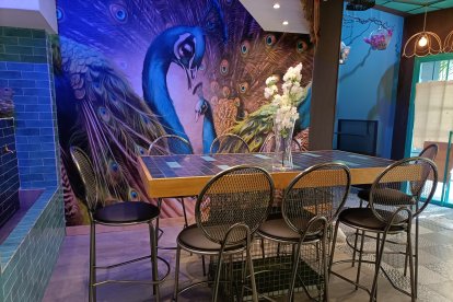 Los pavos reales de Lorente llenan de color las paredes del local