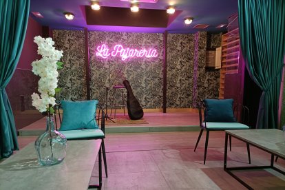 Un pequeño escenario espera llenarse de música, teatro y humor una vez abiertas las puertas