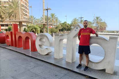 El nombre de su tierra siempre le compaña.