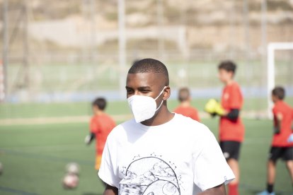 Sergio Akieme llegando a la Ciudad Deportiva.