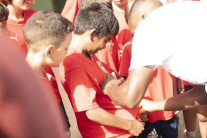 Firmando autógrafos a los futbolistas.