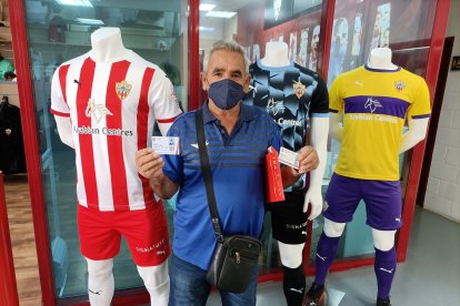 Antonio Navarro Cerdán orgulloso con el abono de fondo sur.