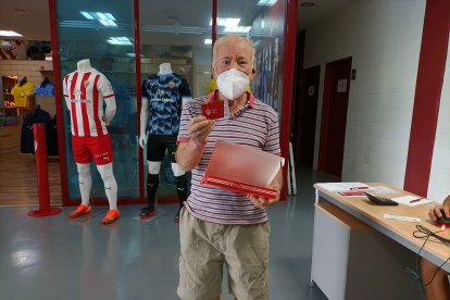 Miguel Ramos salió muy contento con su nuevo carné.