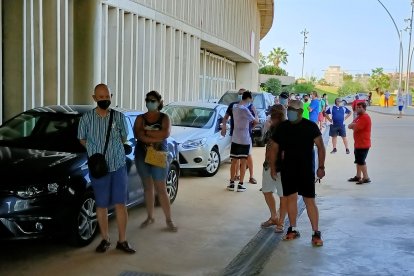 La cola de aficionados llegaba hasta el Patronato.