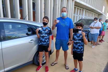 Adrián, Juanfra y Aitor Sánchez vestidos de color rojiblanco.