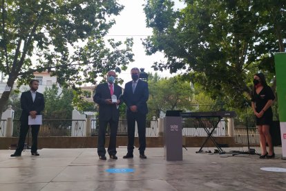 Lorenzo Reche Alonso, gerente del Hotel Restaurante Lorenzo, recoge el Premio Empresa. Lo entrega Juan de la Cruz Belmonte, delegado de Salud y Familias.