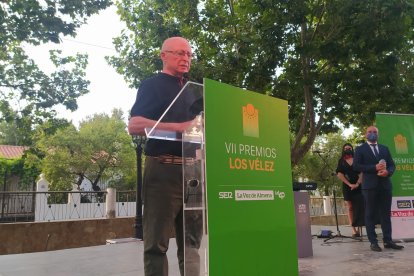 Juan Cerezuela, merecedor del Premios Los Vélez en la categoría de Cultura. Lo ha recibido de manos de José Antonio García, alcalde de María.