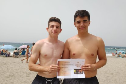 Dos jóvenes se han llevado el vale para consumir en Cafetería El Sultán