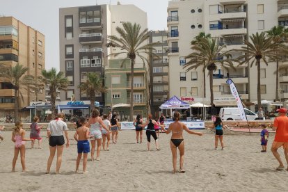 El público de El Zapillo ha bailado las últimas tendencias musicales gracias a la clase de zumba de Ego Sport Center