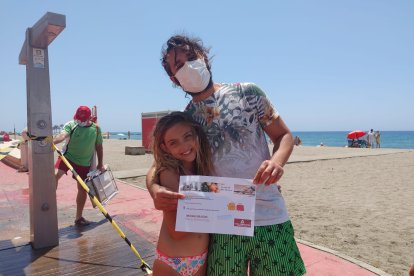 Estos dos almerienses se han llevado el segundo vale del día para consumir en el Hiper Almanzora de El Ejido