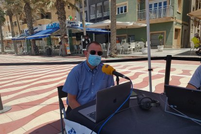 Dos de los portavoces de la Guardia Civil han visitado el set de La SER en la playa para hablar de inspección de embarcaciones y servicio marítimo