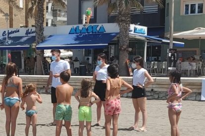 Los más pequeños disfrutaron de juegos de agua gracias al equipo de Decroly Kids