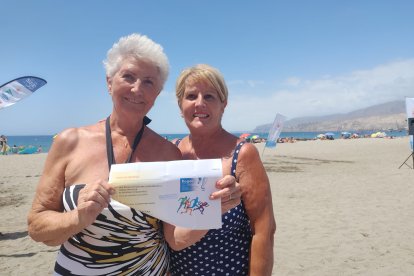 Gracia y Rosa Mari han obtenido el cheque de la tienda deportiva Mr. Roger