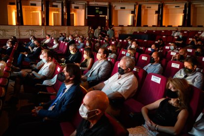 Medidas de seguridad entre los asistentes.