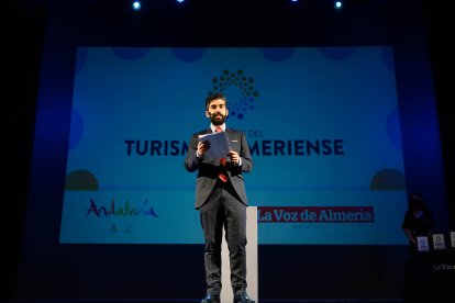 El presentador de la gala, el redactor de LA VOZ Álvaro Hernández.