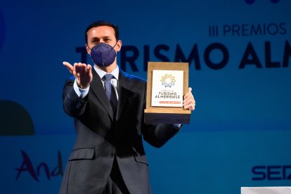 García muestra el premio de Atractivo Turístico.