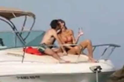 La pareja se reconcilia tras la tensa discusión.