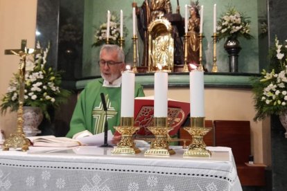 Tomás Cano oficia su primera misa como párroco de San José.