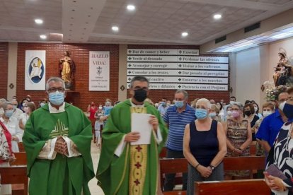 Tomás Cano, junto a Francisco Saez, tomando posesión cómo párroco de San José.