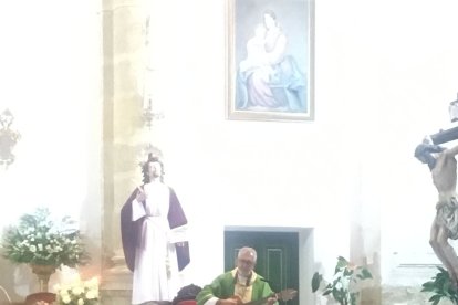 Tomás Cano y su guitarra, en la despedida de San Juan