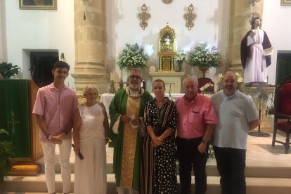 Tomás Cano, en el centro, junto a representantes de la Hermandad del Rosario del Mar en su despedida de San Juan.