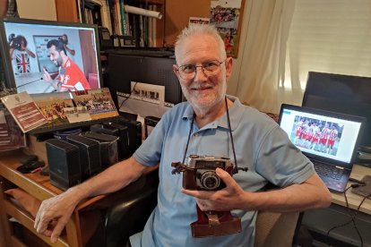 Con su primera cámara de fotos que le regaló su padre don Juan Ortiz en los años 60.